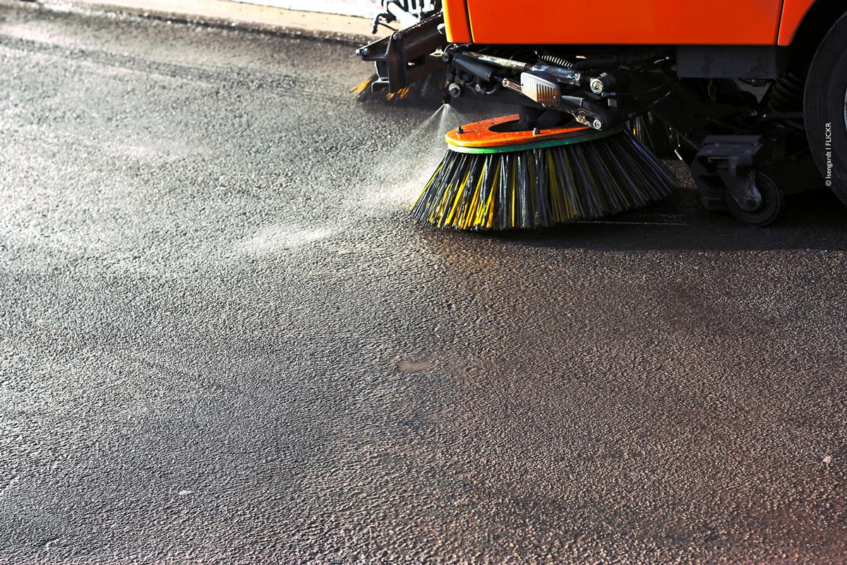 Reinigung von Bürgersteigen, Höfen und Parkplätzen.